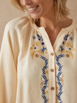Blouse brodée avec lin