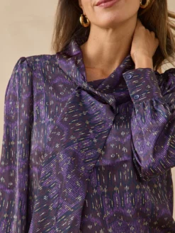 Blouse en satin avec lavallière