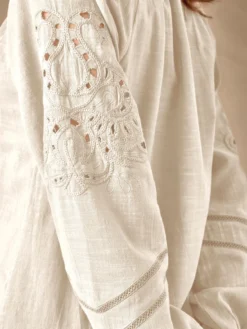Blouse manches brodées