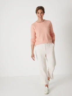 Pull avec jeu de maille pointelle