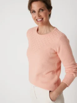 Pull avec jeu de maille pointelle