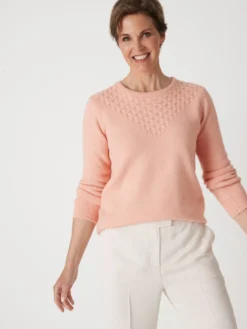 Pull avec jeu de maille pointelle