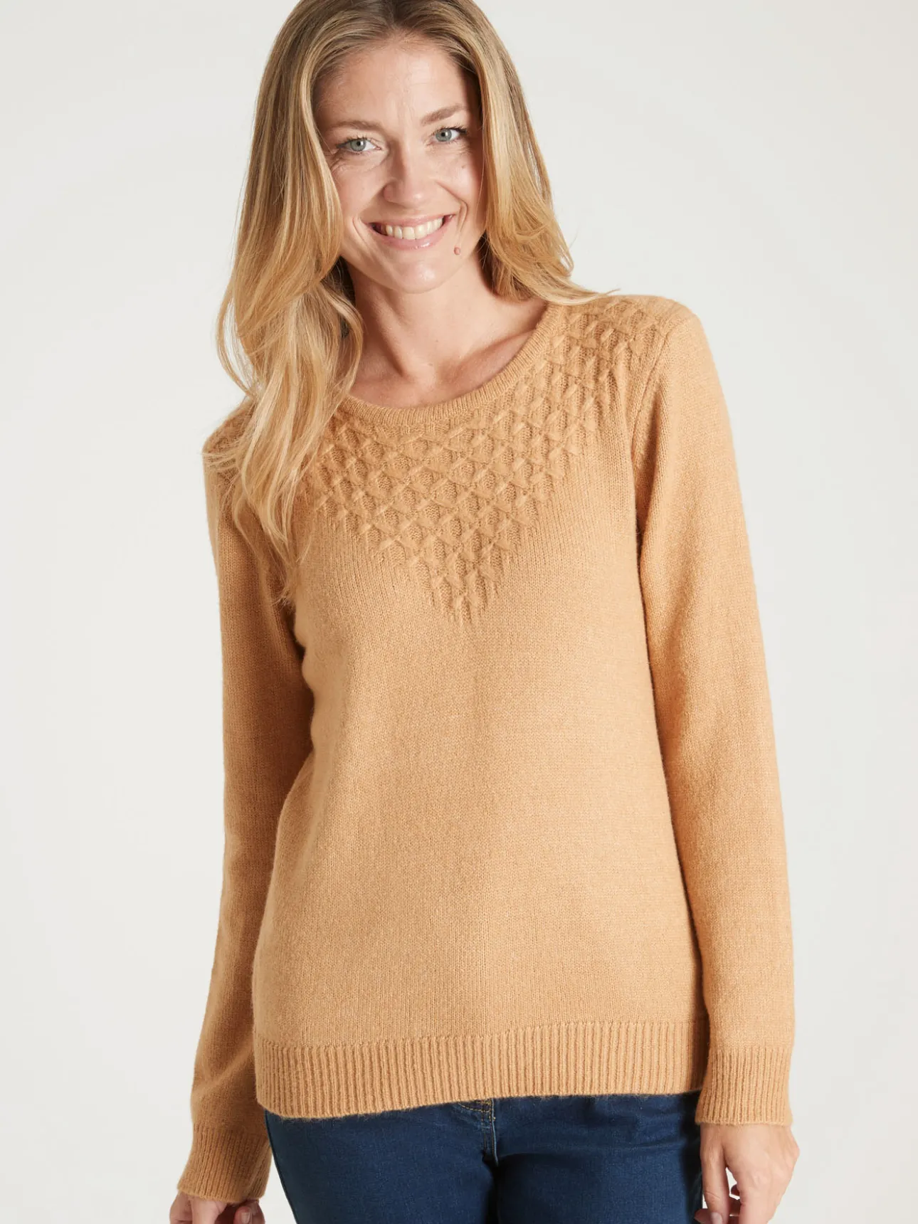 Pull avec jeu de maille pointelle