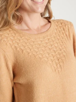 Pull avec jeu de maille pointelle