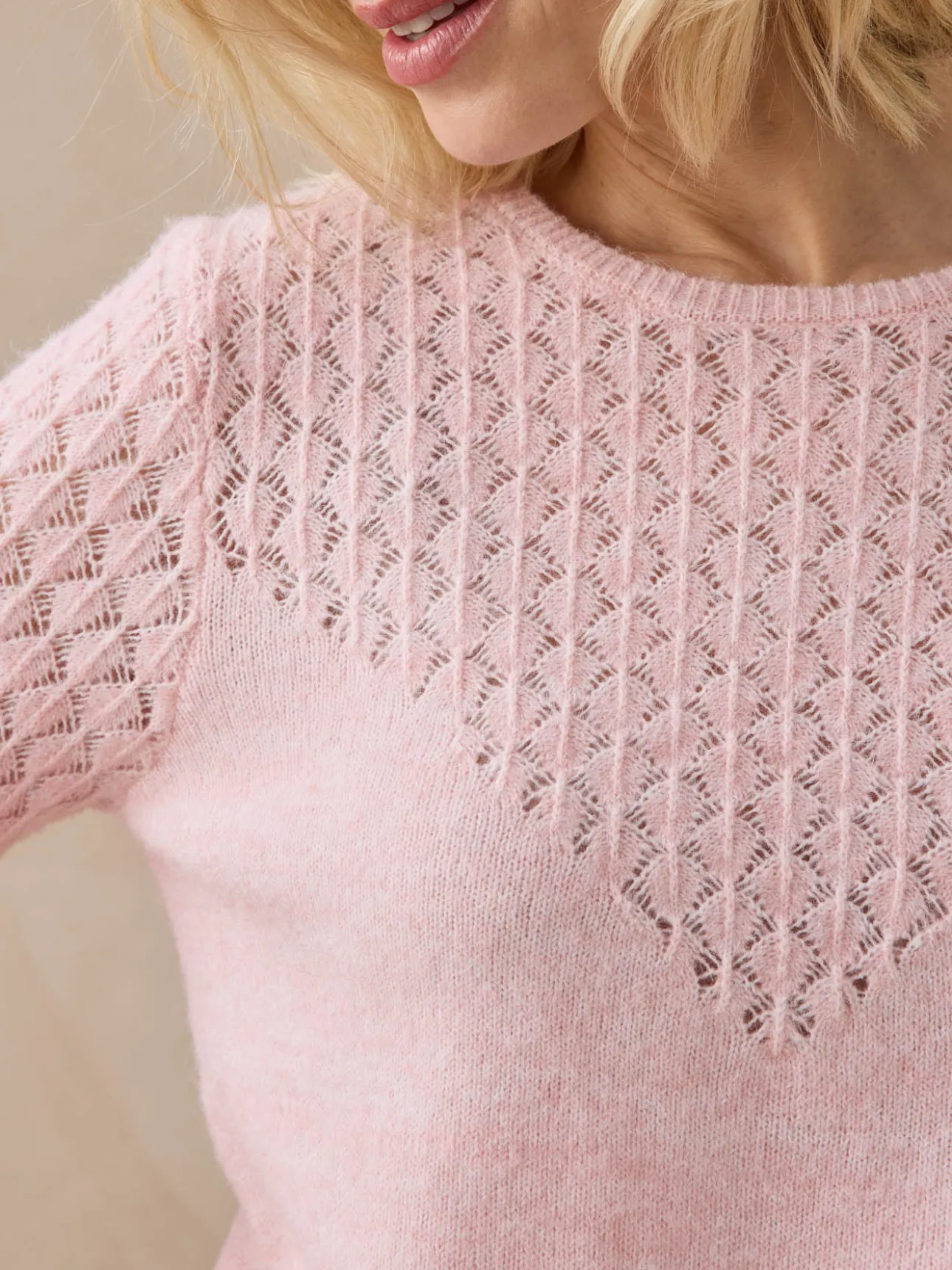 Pull avec jeu de points fantaisie