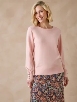Pull boutons-bijoux aux manches