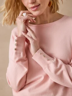 Pull boutons-bijoux aux manches