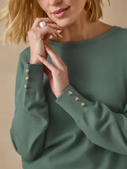 Pull boutons-bijoux aux manches