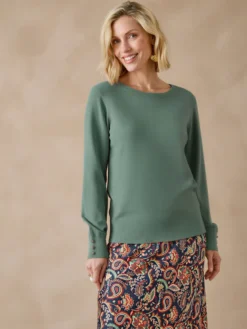 Pull boutons-bijoux aux manches
