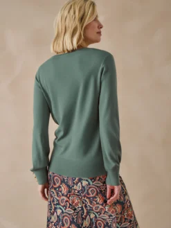 Pull boutons-bijoux aux manches