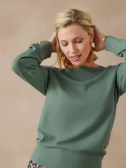 Pull boutons-bijoux aux manches