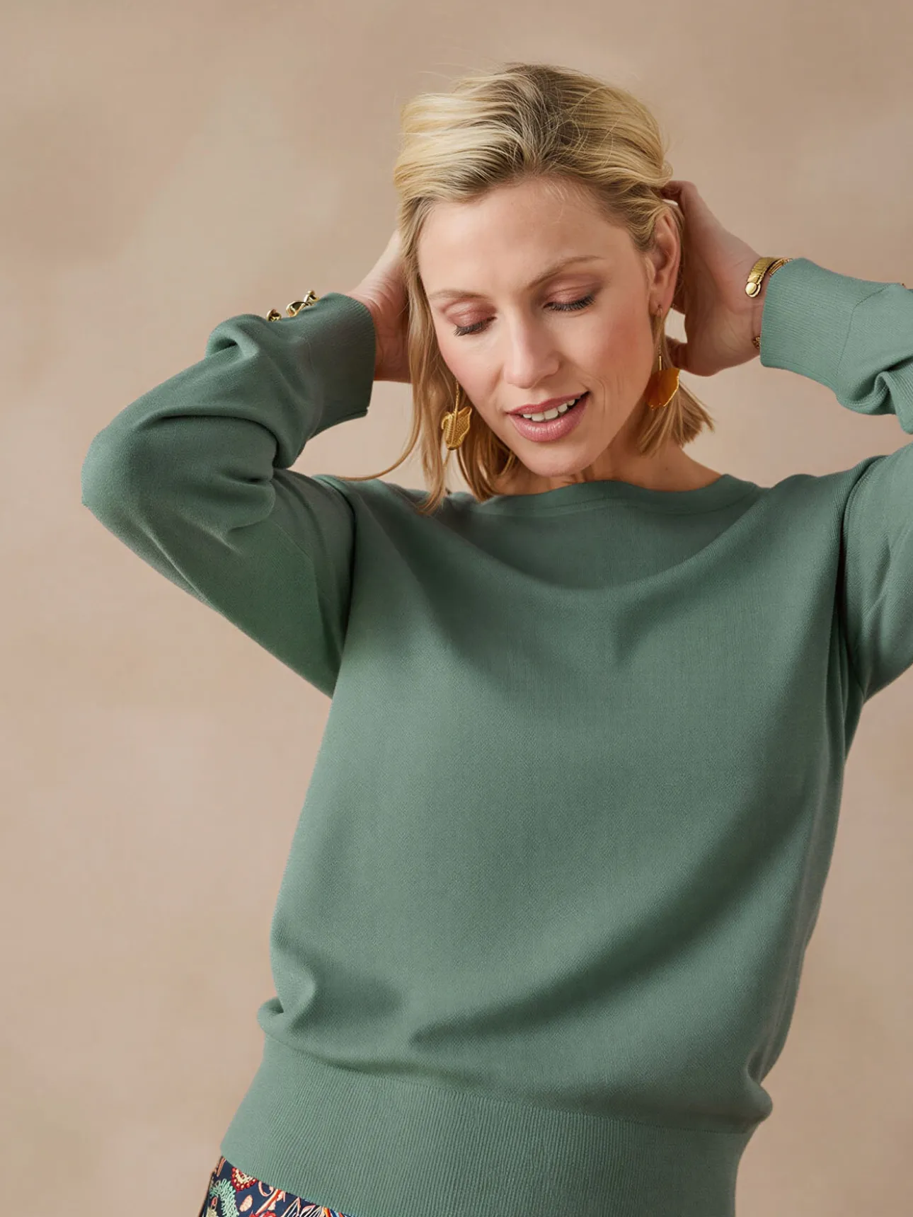Pull boutons-bijoux aux manches