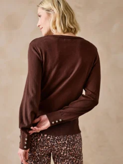 Pull boutons-bijoux aux manches