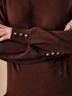 Pull boutons-bijoux aux manches