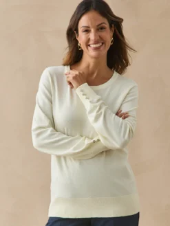Pull boutons-bijoux aux manches