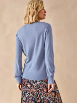 Pull boutons-bijoux aux manches