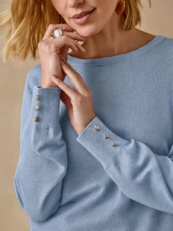 Pull boutons-bijoux aux manches