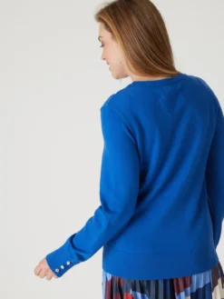 Pull boutons-bijoux aux manches