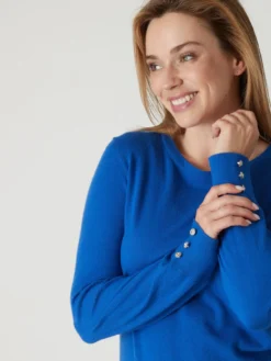 Pull boutons-bijoux aux manches