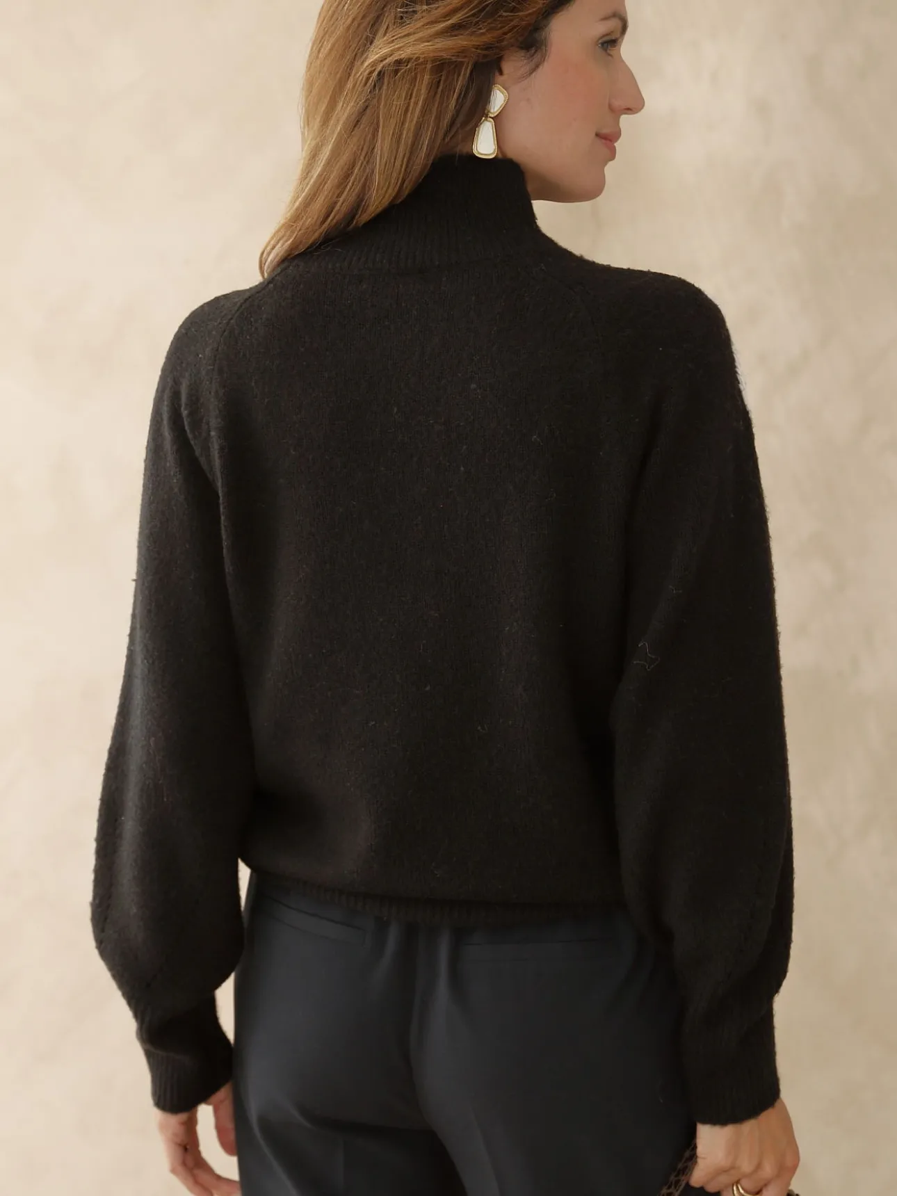Pull brodé col montant