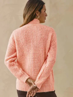 Pull col montant en maille fantaisie