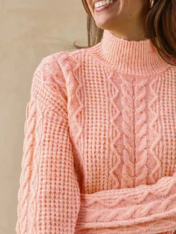 Pull col montant en maille fantaisie