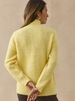 Pull col montant en maille fantaisie