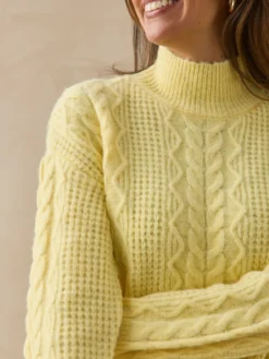 Pull col montant en maille fantaisie