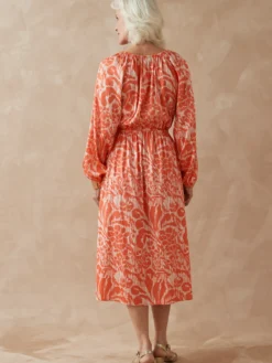 Robe ample en tissu satiné