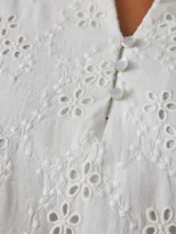 Robe en broderie anglaise