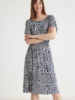 Robe encolure bateau en maille fluide