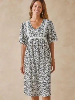 Robe évasée élastiquée taille