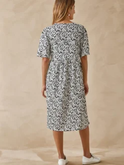 Robe évasée élastiquée taille