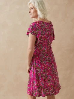 Robe à volants, manches courtes