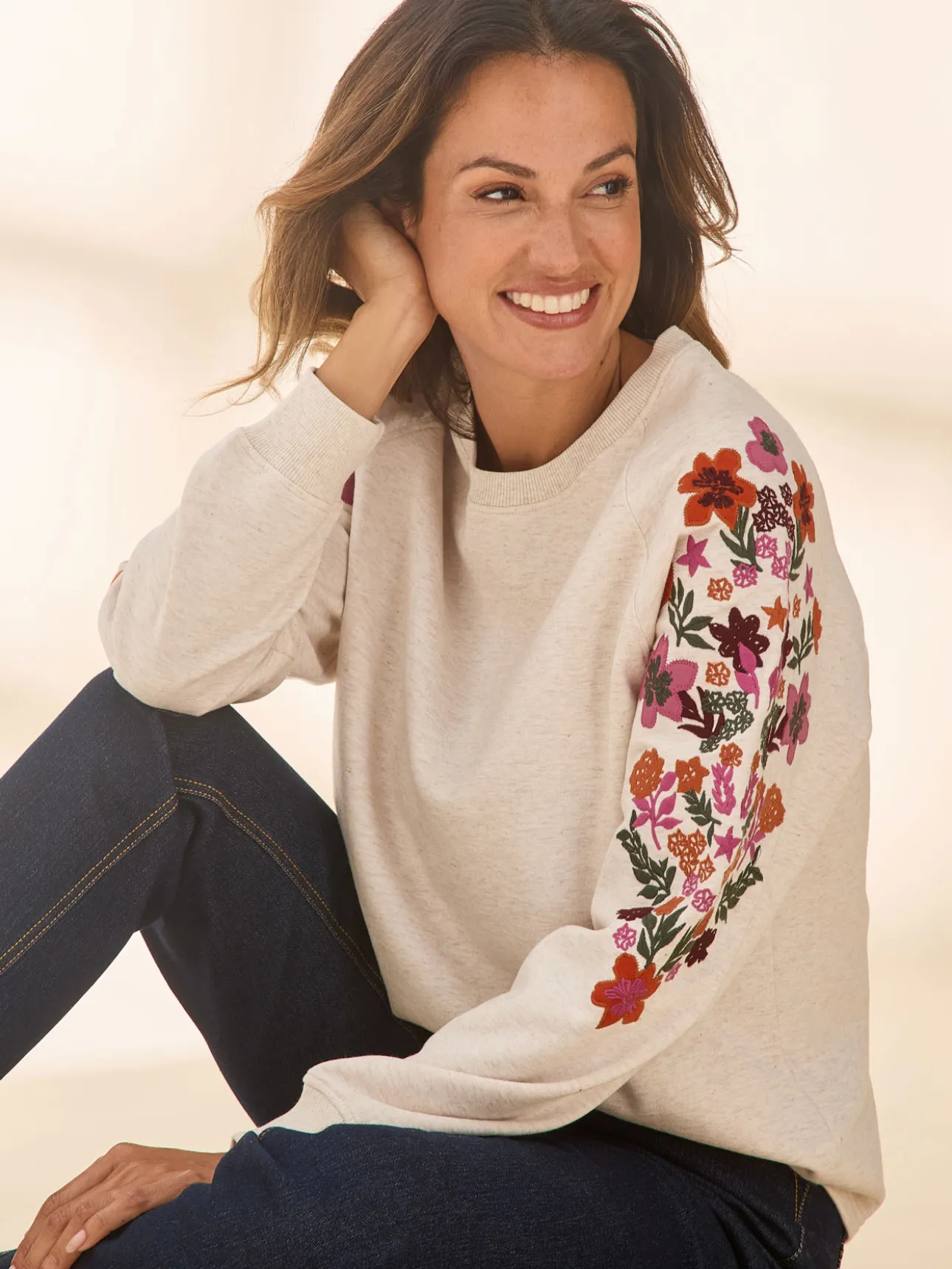 Sweat-shirt fantaisie manches brodées