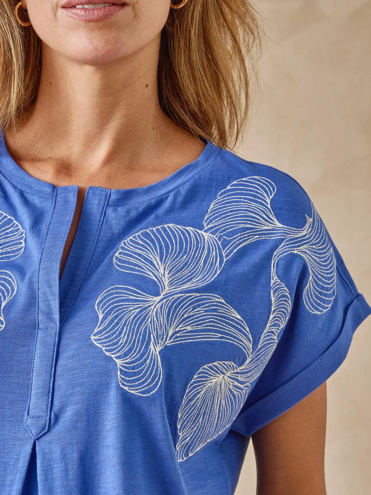 Tee-shirt brodé encolure tunisienne