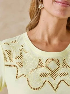 Tee-shirt coton à broderies ajourées