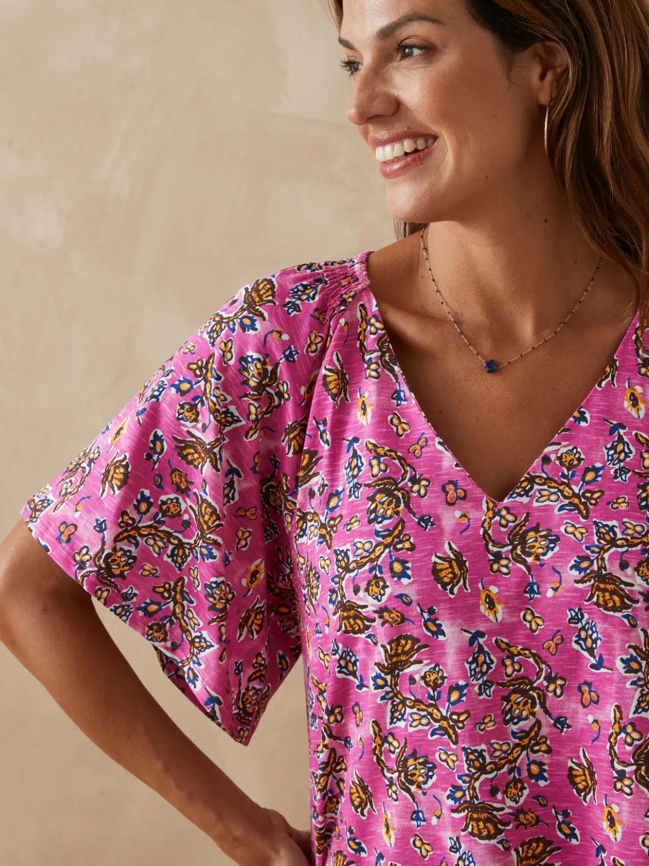 T-shirt col V manches papillon