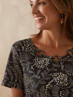 T-shirt imprimé encolure fantaisie